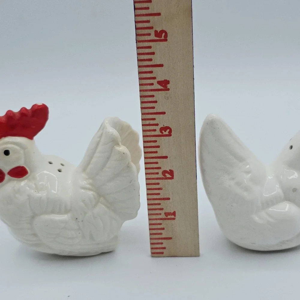 Vtg Chicken Hen Rooster Salt & Pepper Shakers Set Ceramic White‎ Farmhouse Decor